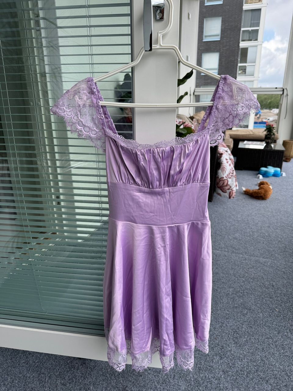 Violetti pitsi mekko