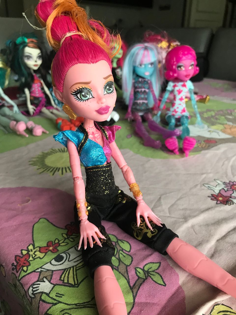 *Myydään uudenveroisia Monster High nukkeja*