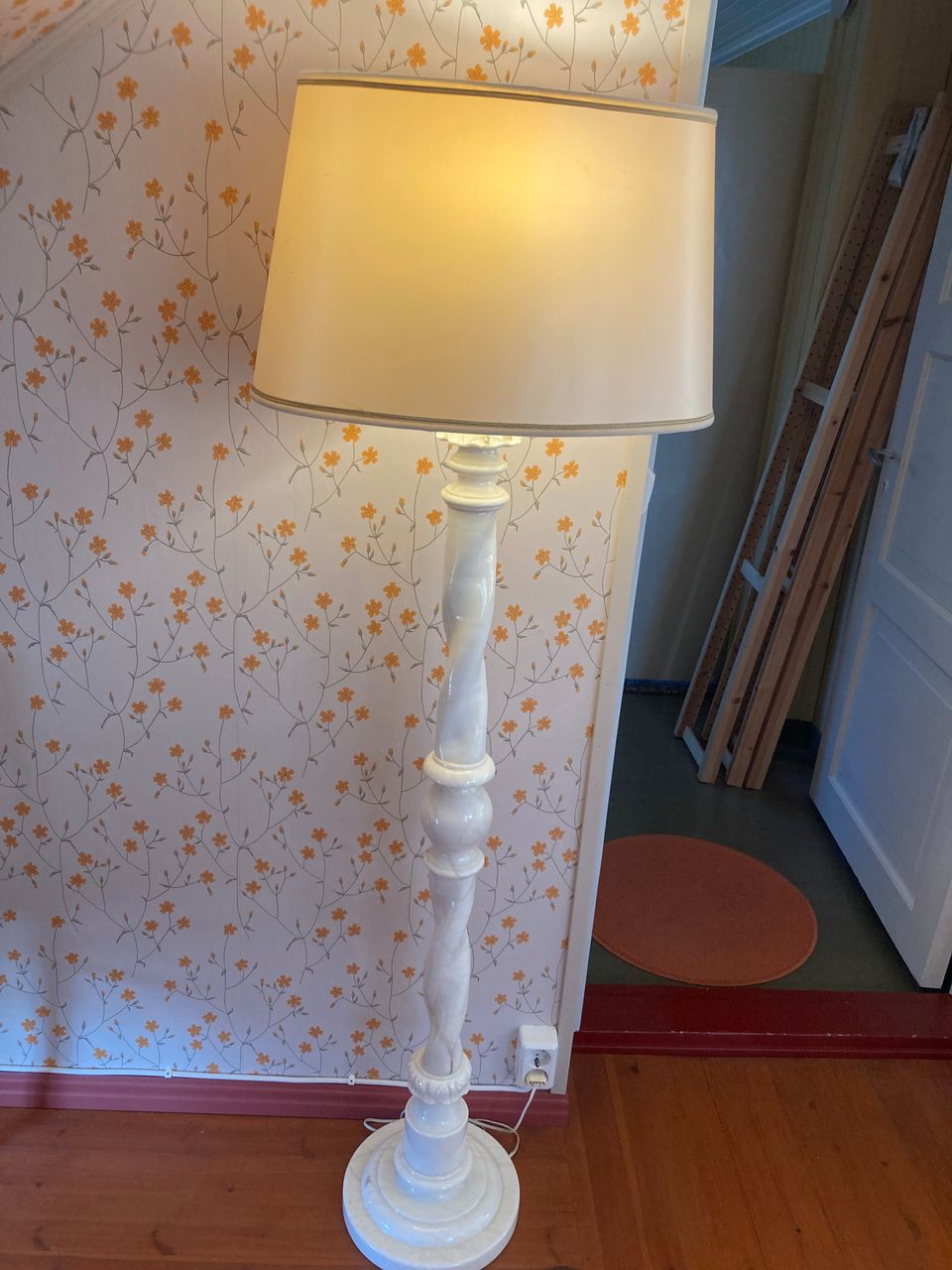 Lattilamppu marmorijalalla