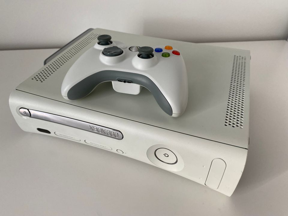 Xbox 360 -konsoli ja pelejä