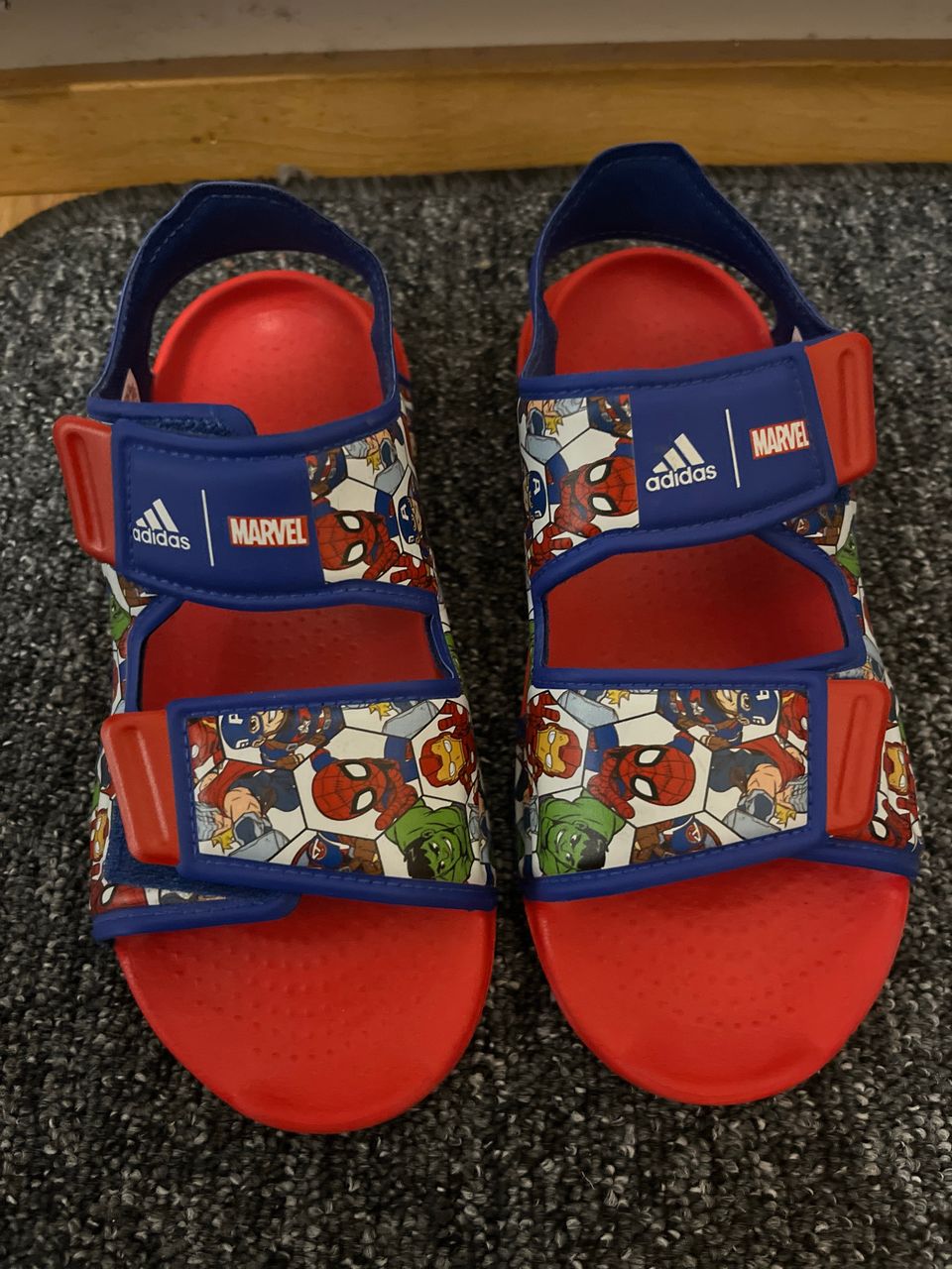 Uudet Adidas-Marvel supersankari sandaalit 34