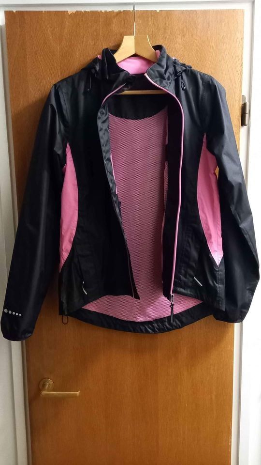Musta-pinkki sadetta hylkivä takki, koko M