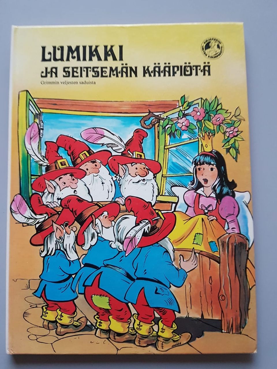Lumikki ja seitsemän kääpiötä (v 1979) satukirja