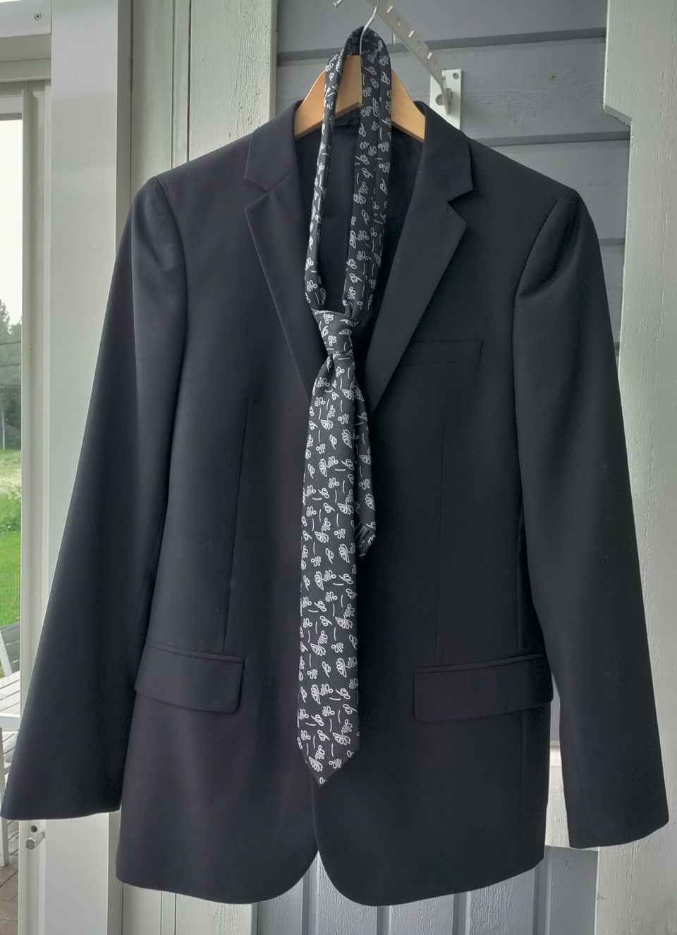 Musta puvuntakki, -housut ja kravatti D 170cm