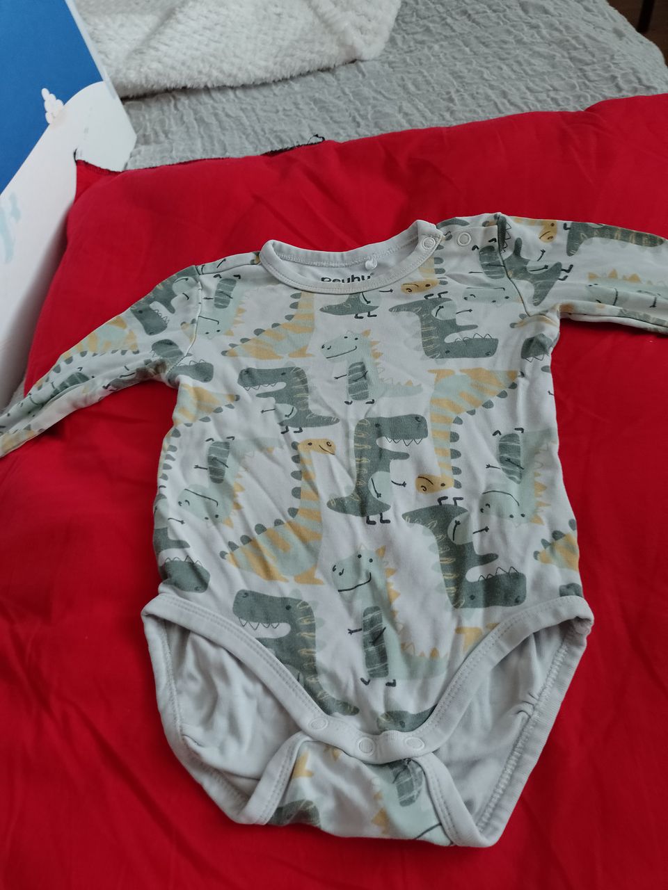Myytävänä vauvan vaatteita