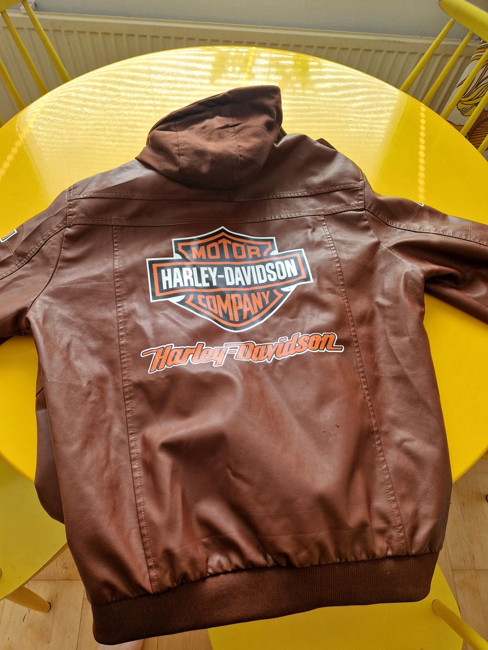 Harley Davidson rotsi irroitettavalla hupulla. XL lapussa (L oikeasti )