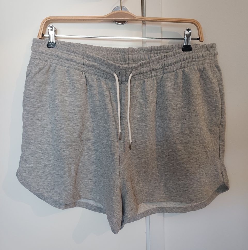 Uudet H&M collegeshortsit XXL