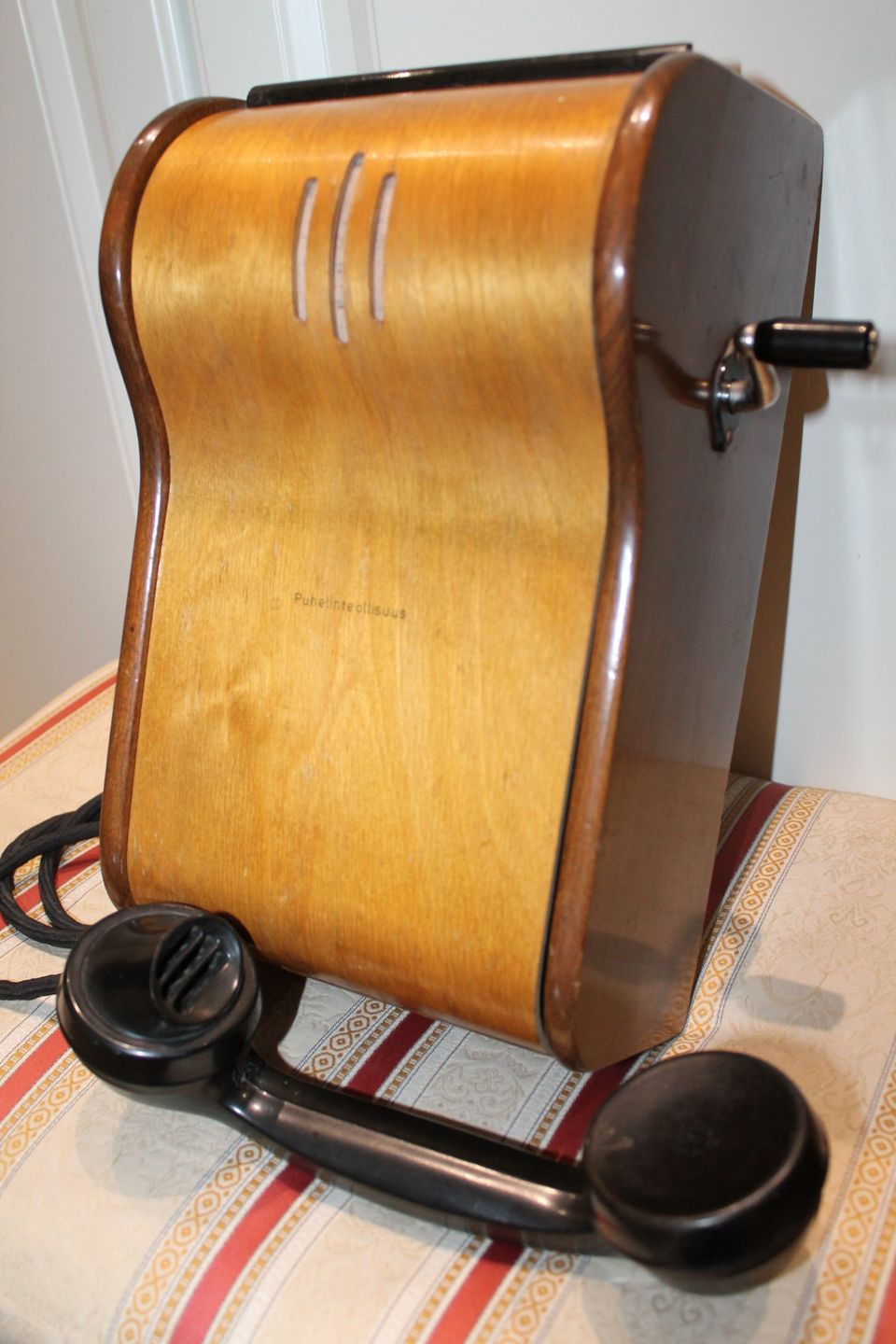 1940-luku 33cm puinen veivipuhelin Suomi Puhelinteollisuus seinäpuhelin