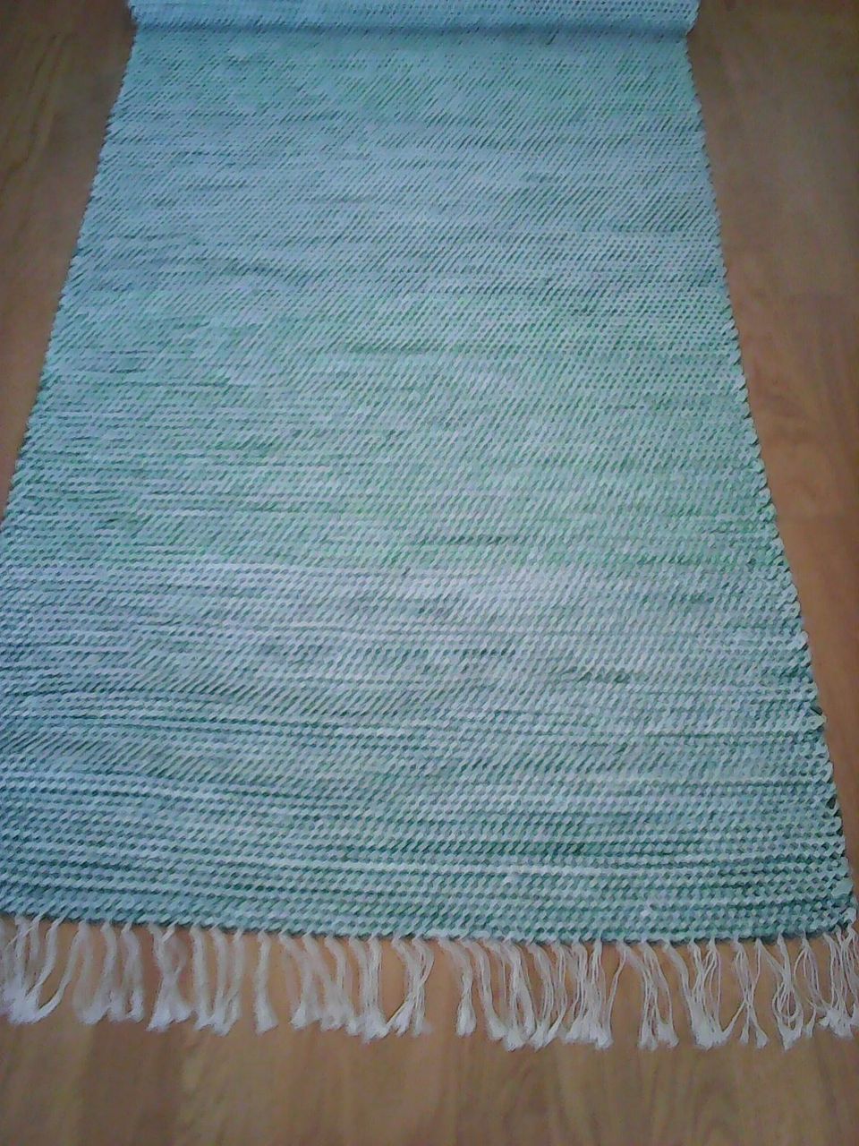 Vihreä-valkoraitainen matto