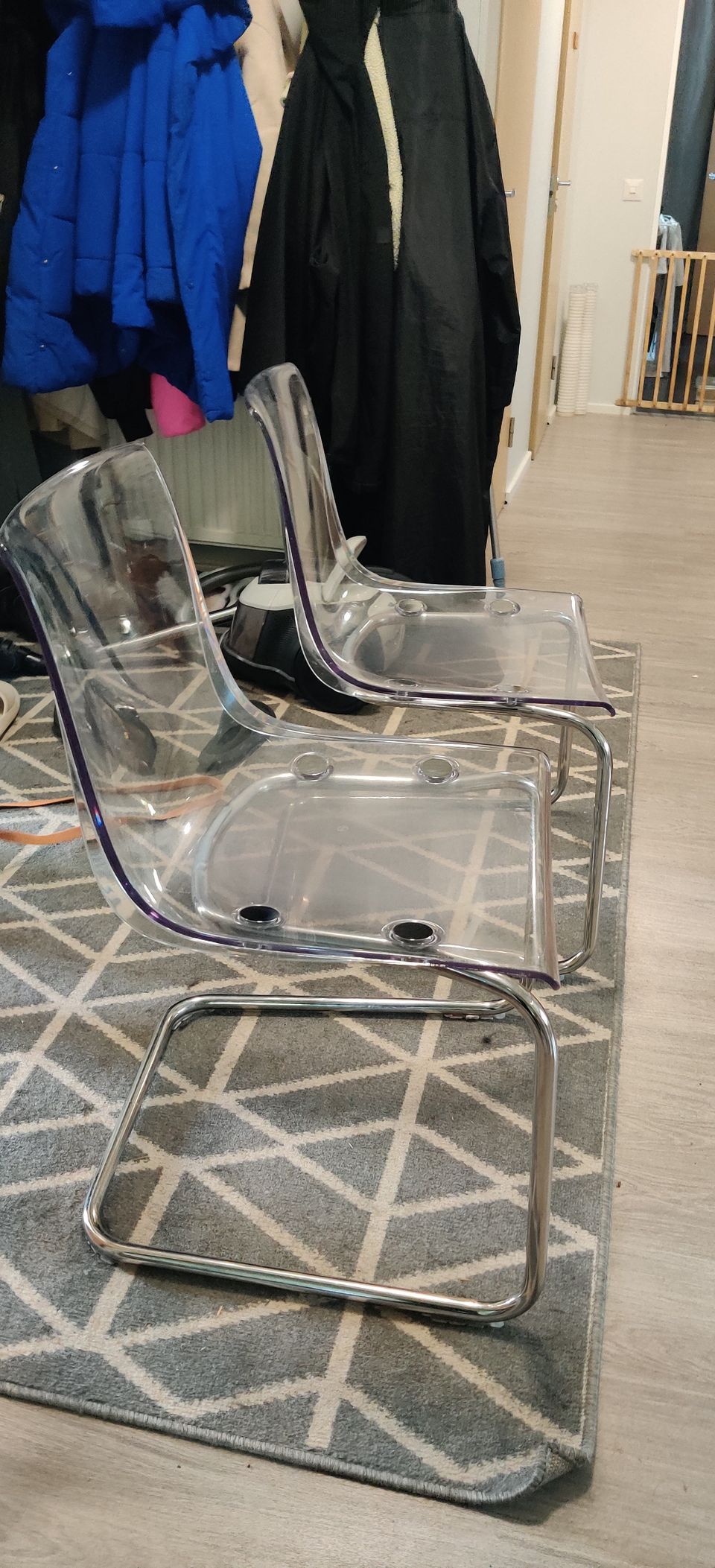4 kpl läpinäkyvää Ikean Tobias-tuolia
