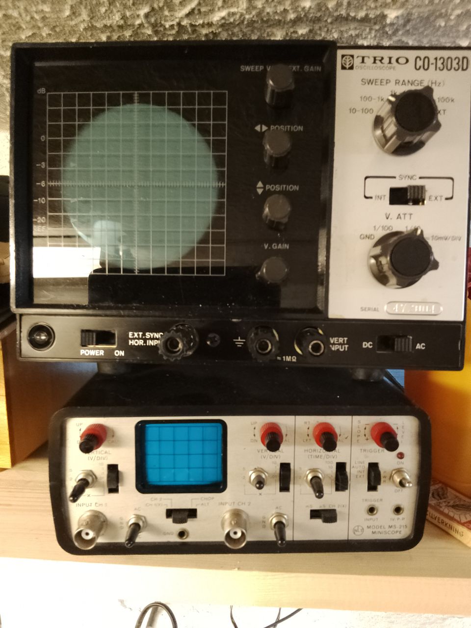 Oskilloskoopit NLS miniscope MS-215 ja Trio CO-1303D