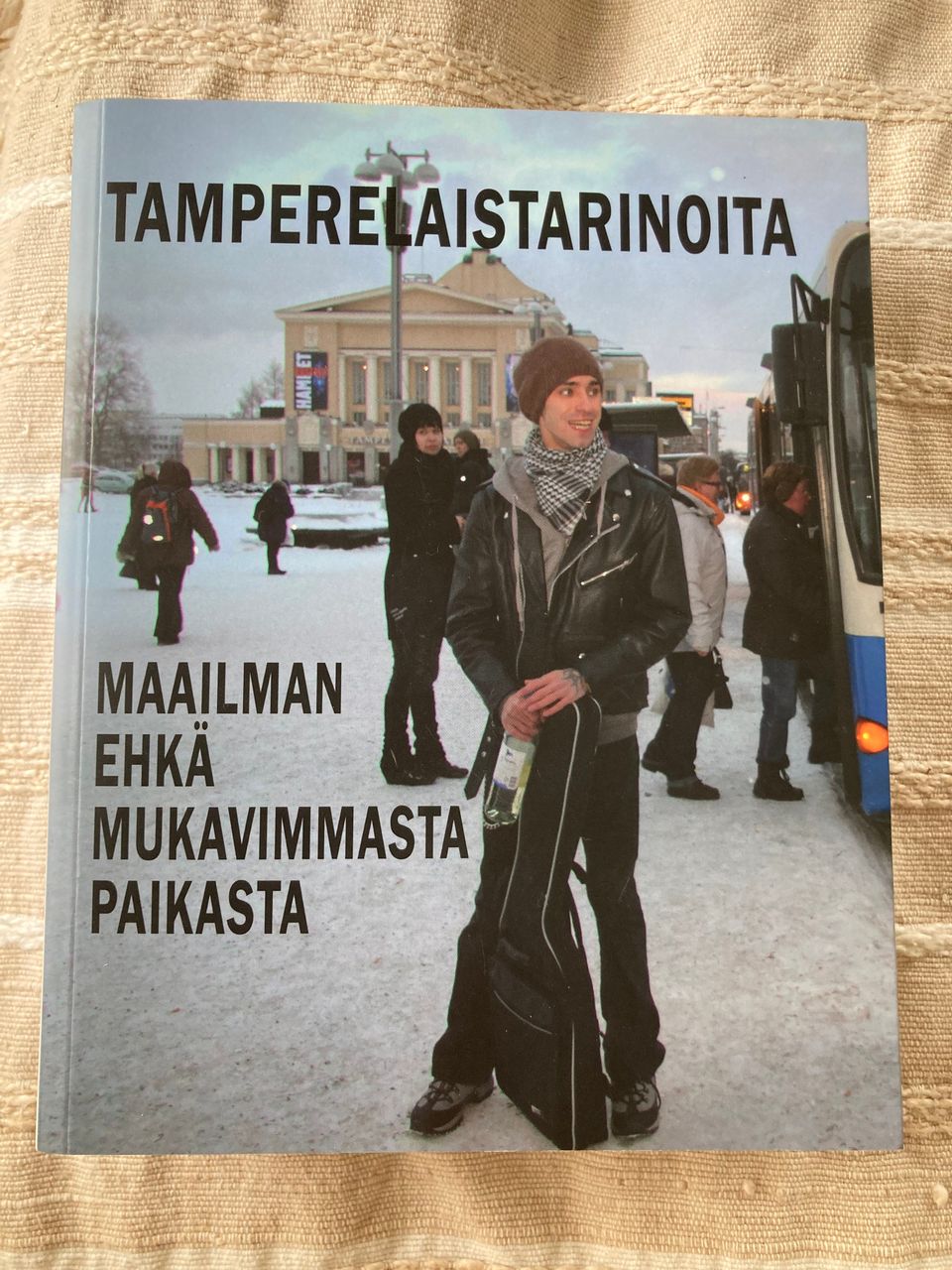 Kirja Tamperelaistarinoita maailman ehkä mukavimmasta paikasta