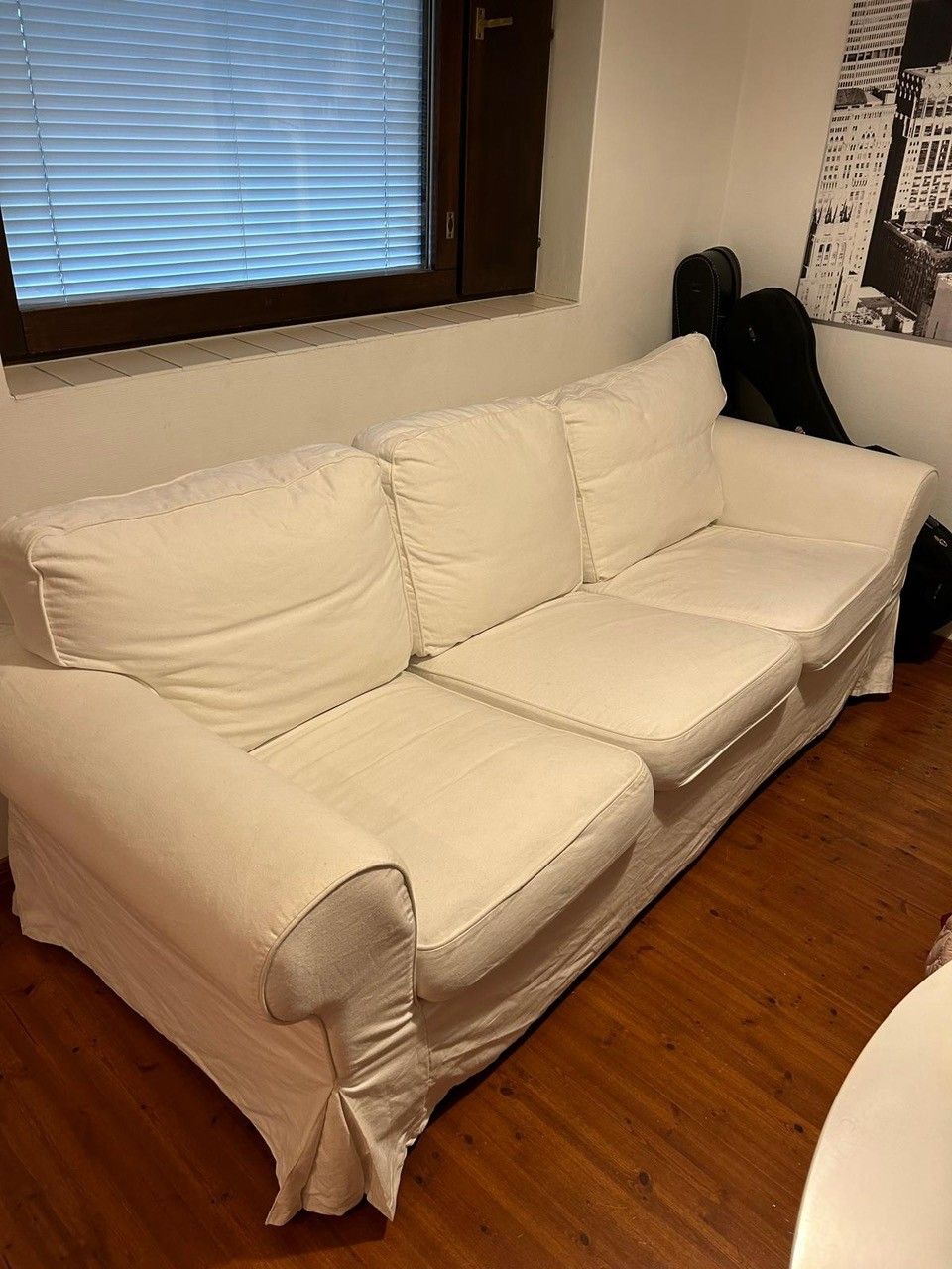 Valkoinen Ikean Ektorp 3-istuttava sohva