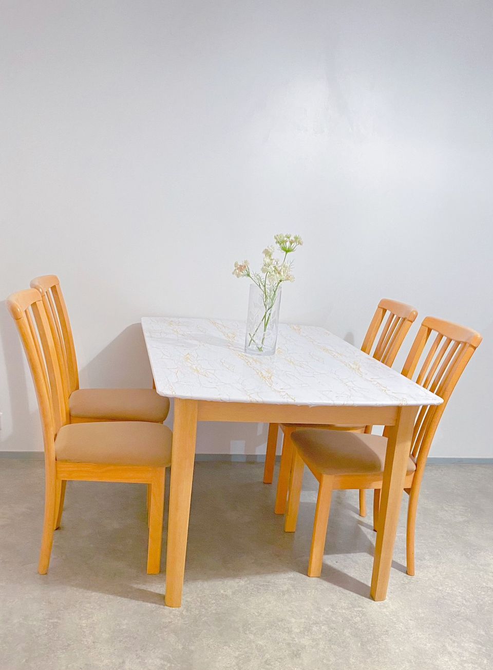 ruokapöytä ja 4 kpl tuoleja