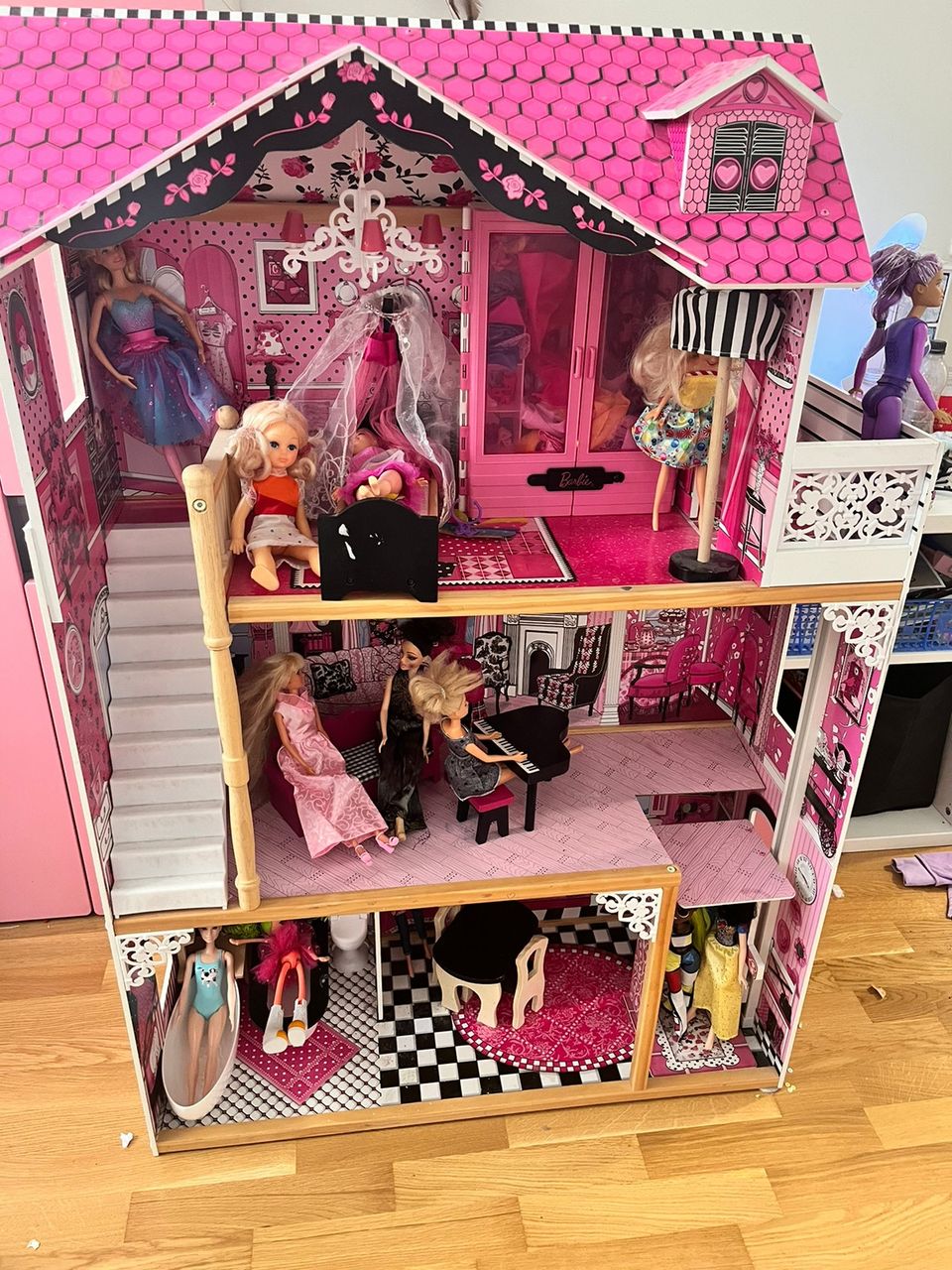 Barbeja, Barbie vaatekaappi(kenkiä, laukkuja, vaatteita) ja iso talo