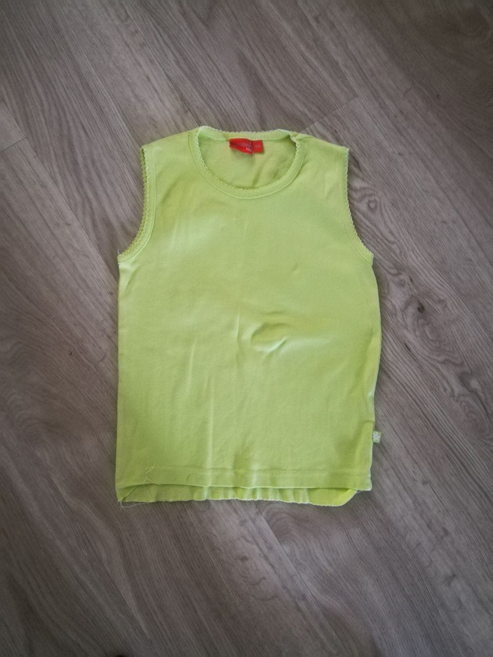 Vaaleanvihreä hihaton paita (128 cm)