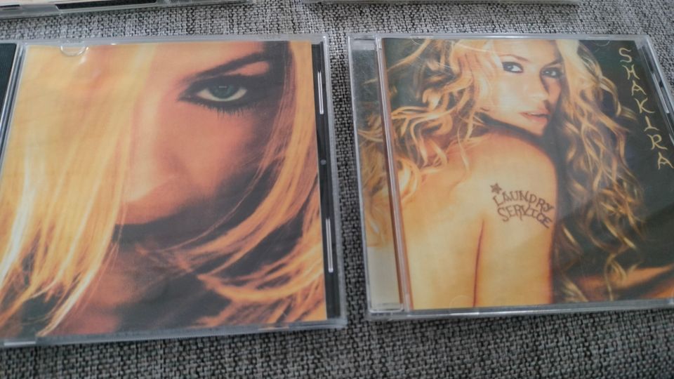 CD levyt Shakira Laundry Service ja Madonna greatest hits