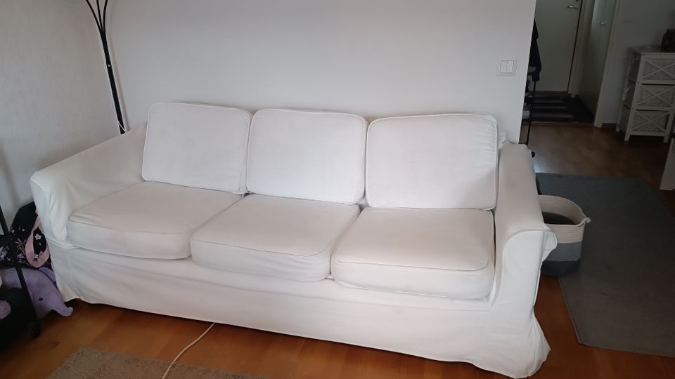 Valkoinen levitettävä sohva
