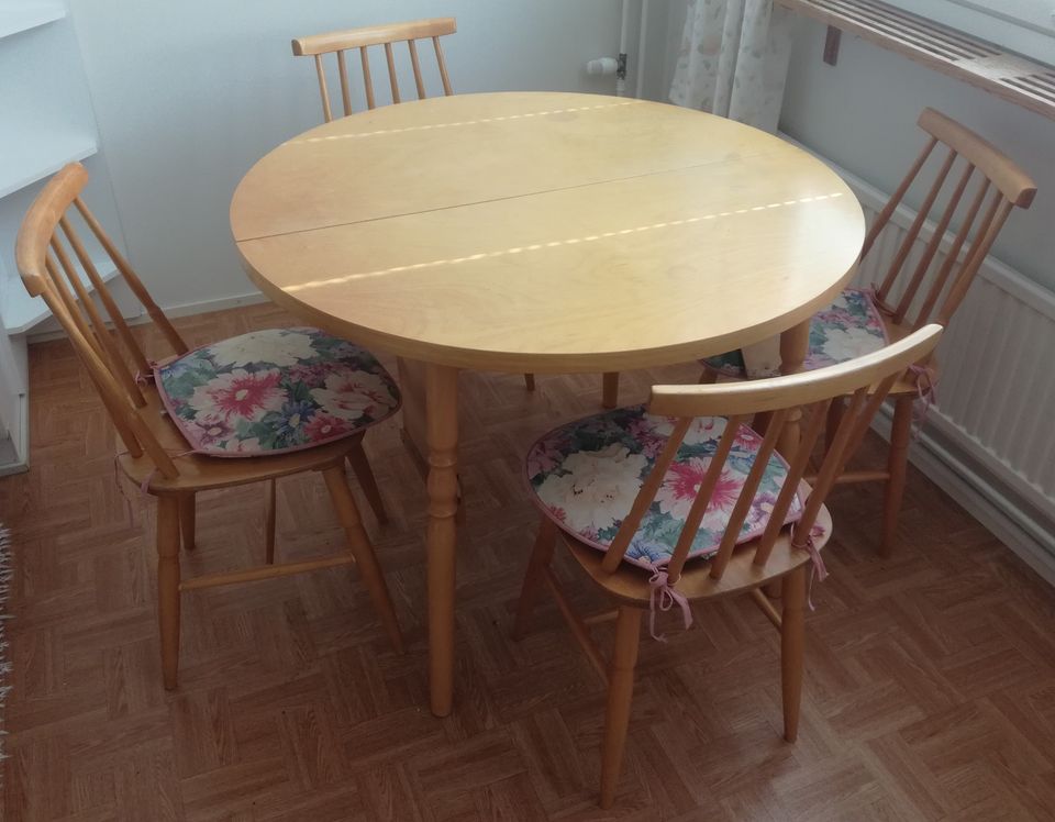 Pyöreä jatkettava pöytä+ tuolit