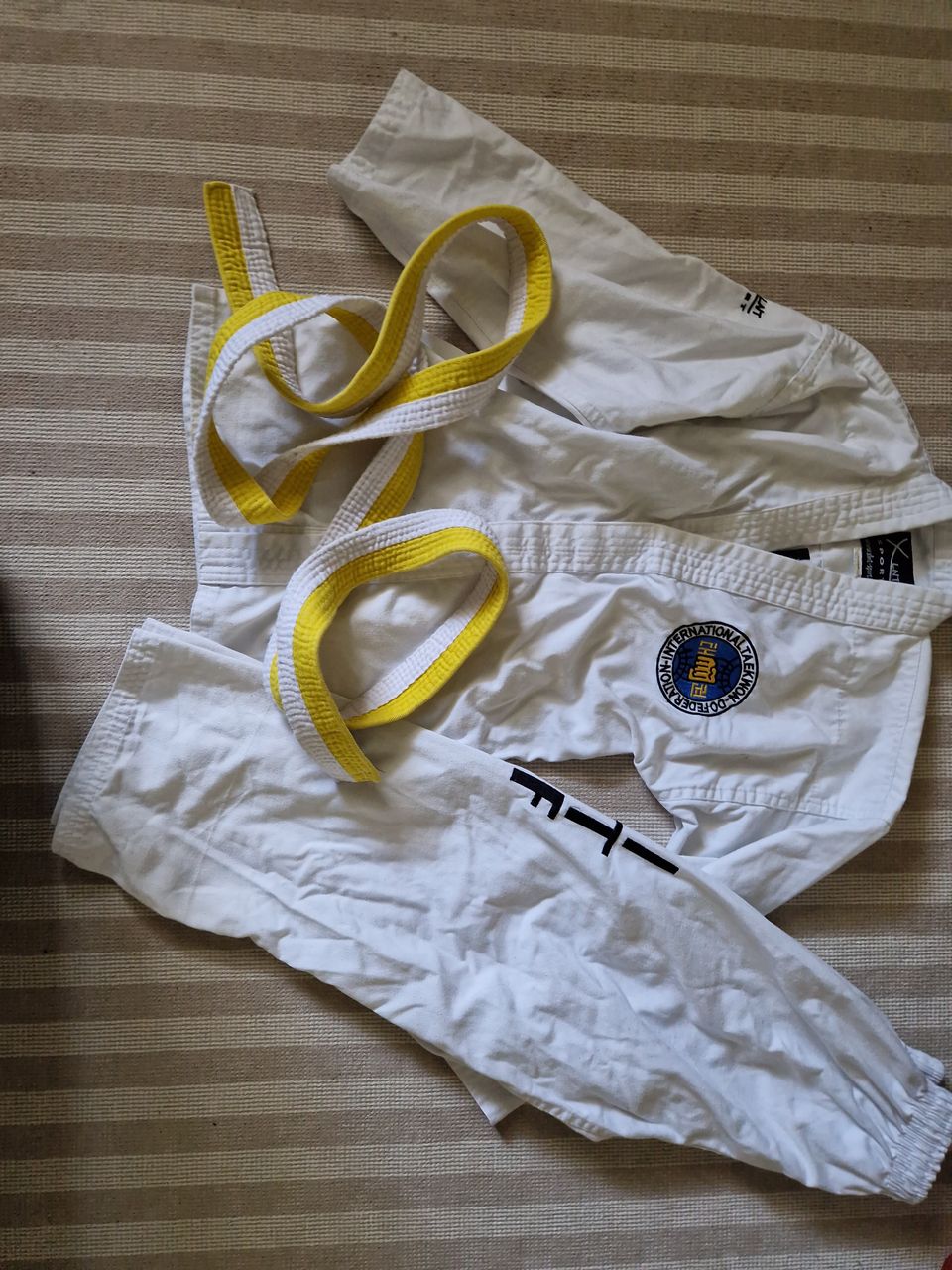 Taekwondo takki 130 ja housut 120 sekä keltainen vyö