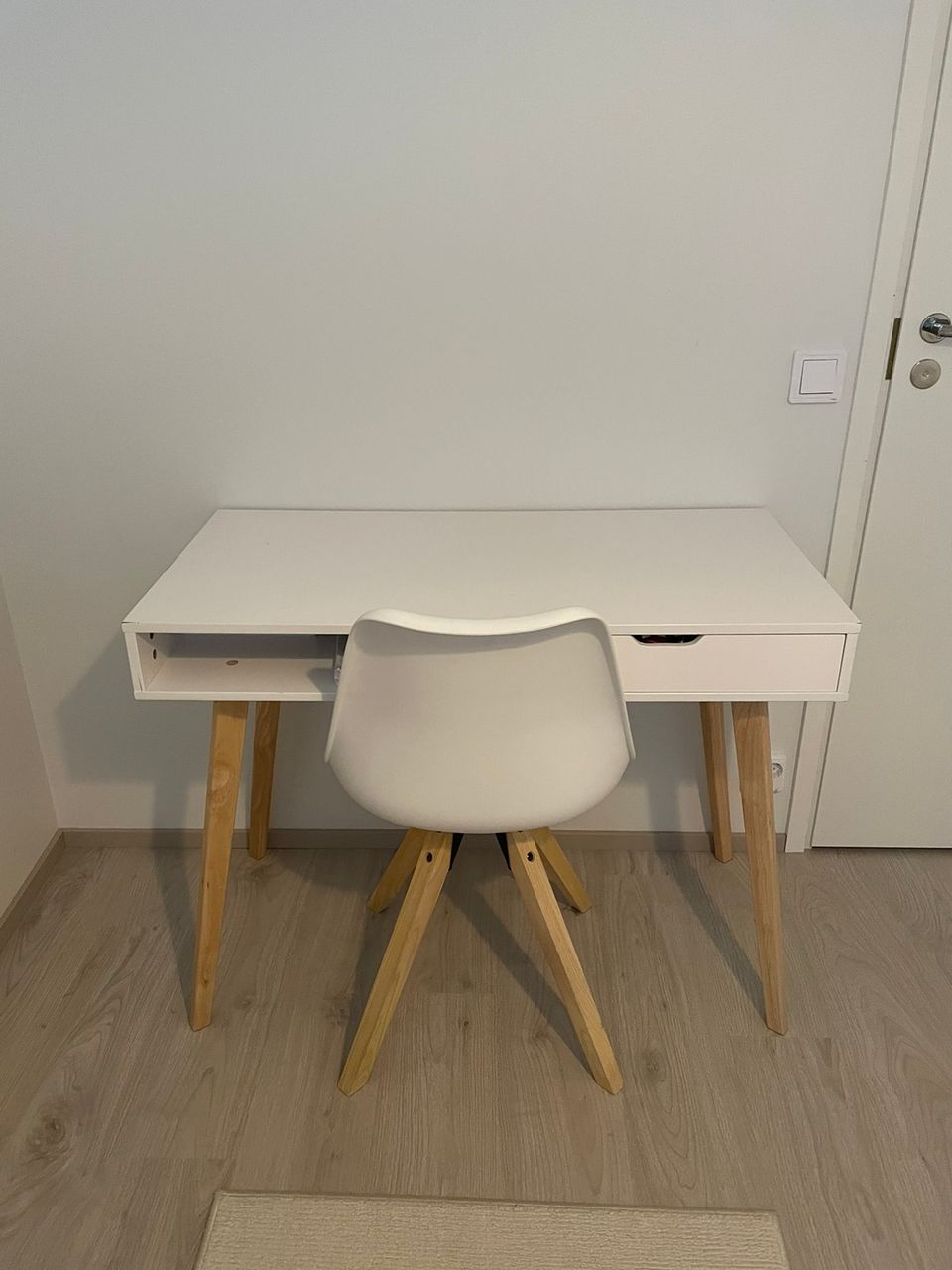 Kirjoituspöytä+ tuoli