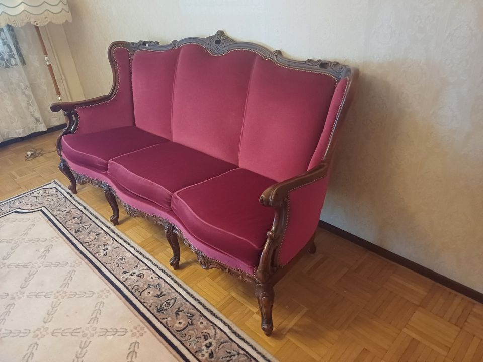Punainen rokokoo sohva