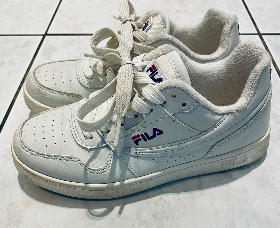 FILA lenkkarit 33