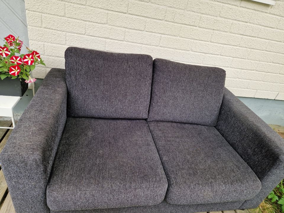 Tumman harmaa sohva