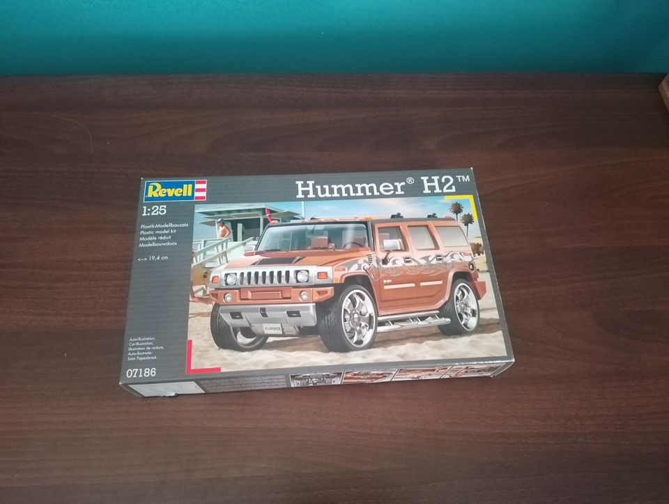 Revell Hummer H2 1:25 pienoismalli