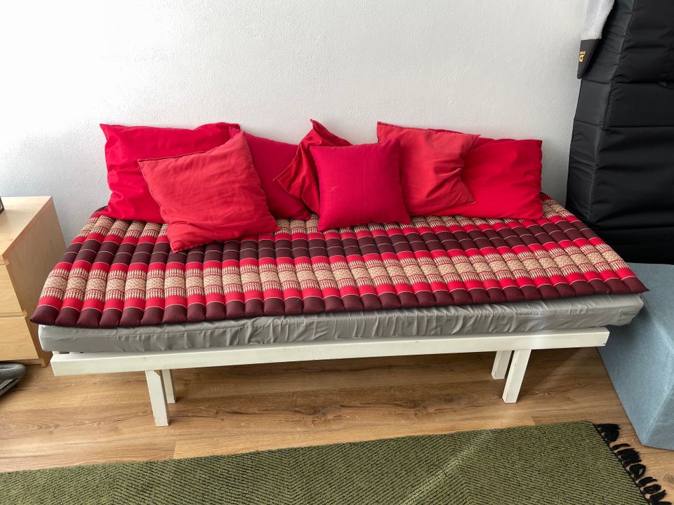 Kahdeksan punaista tyynyä