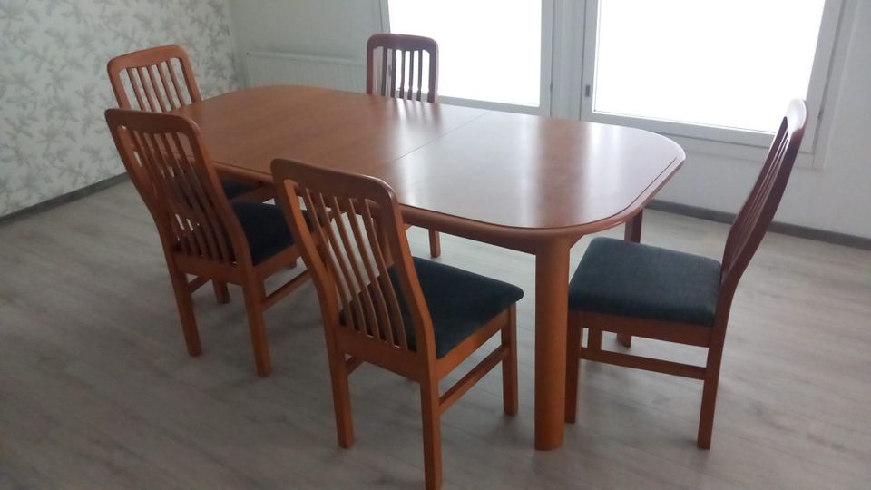 Pöytä & tuoleja