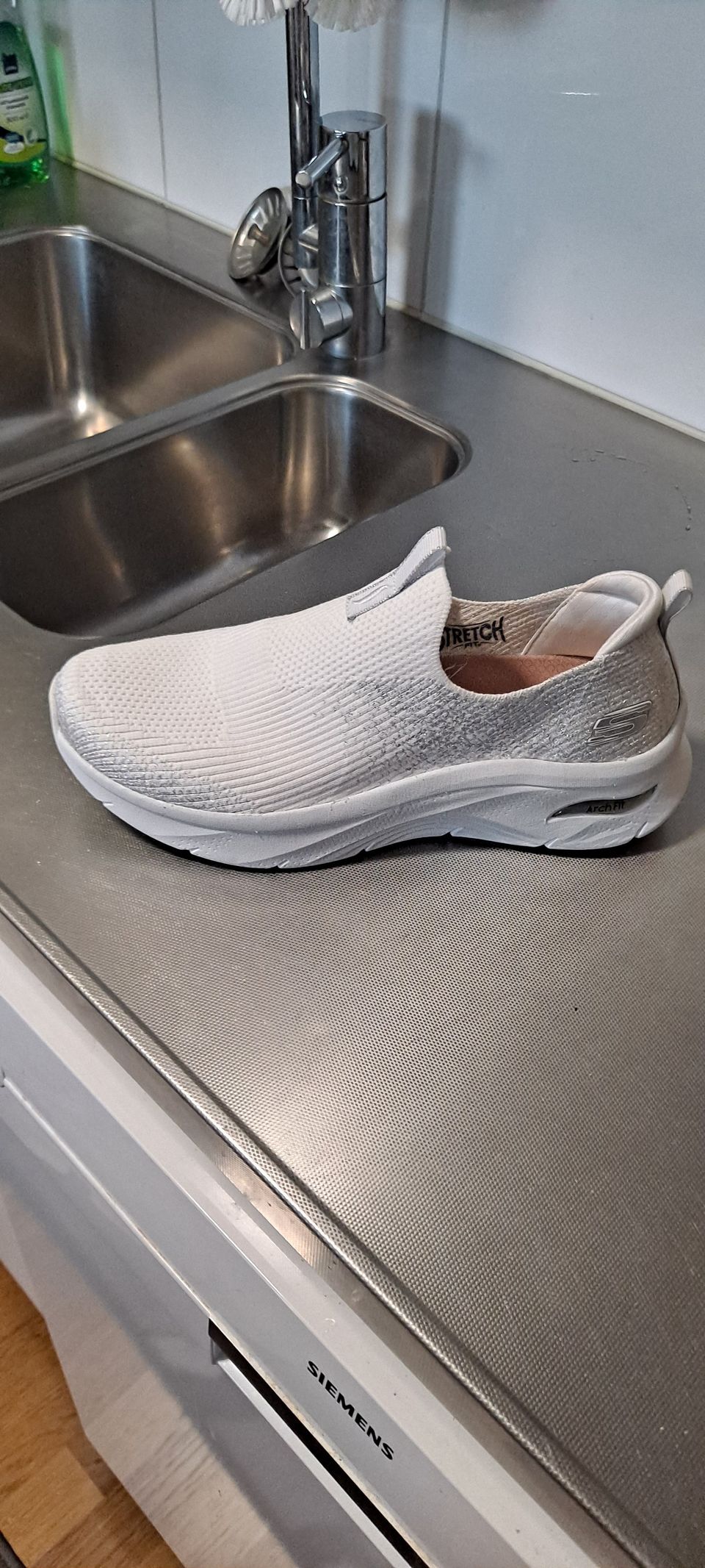 Uudet Skechers kengät