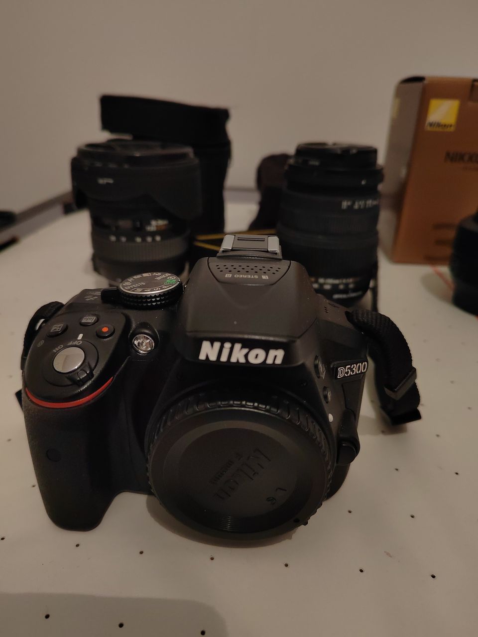 Nikon D5300, objektiivit ja tarvikkeita