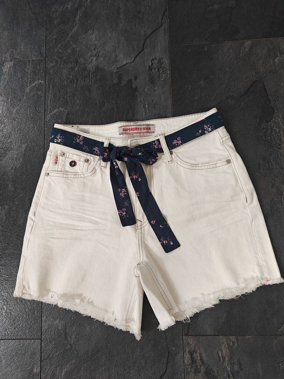 Superdry Vintage Mid Rise naisten valkoiset farkkushortsit