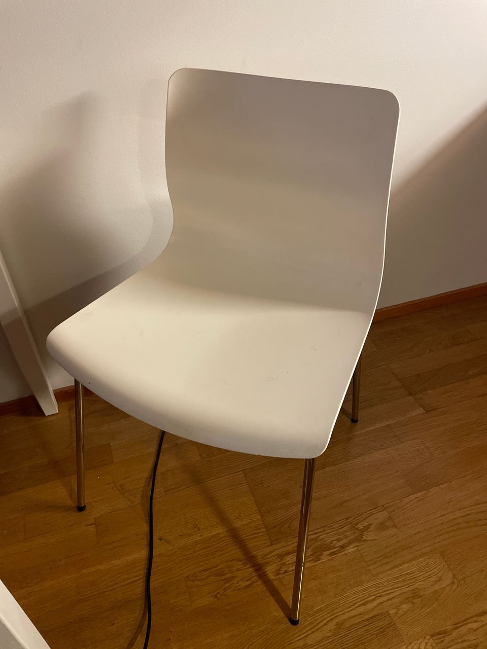 2kpl valkoisia ruokapöydän tuoleja