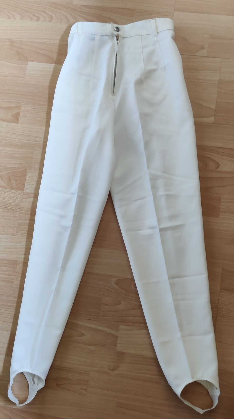 Valkeat housut
