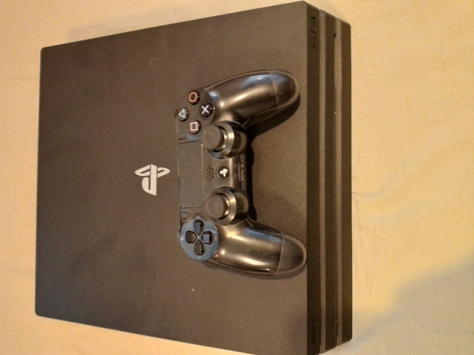 PS4 PRO 1000GT JA 10 PELIÄ