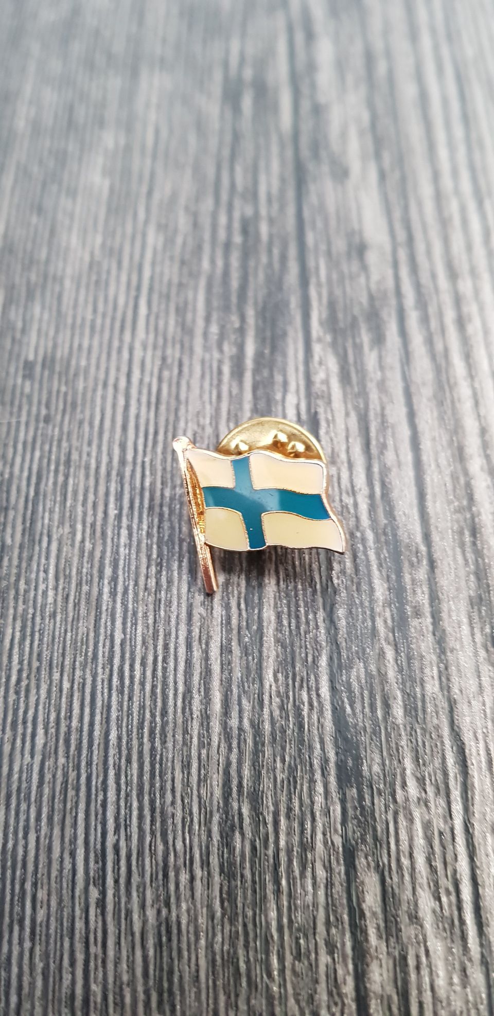 Suomen lippu pinssi.