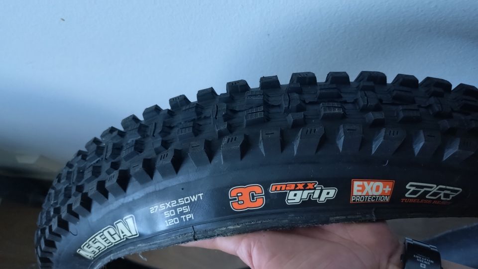 Maxxis assegai 27.5" (2.5")