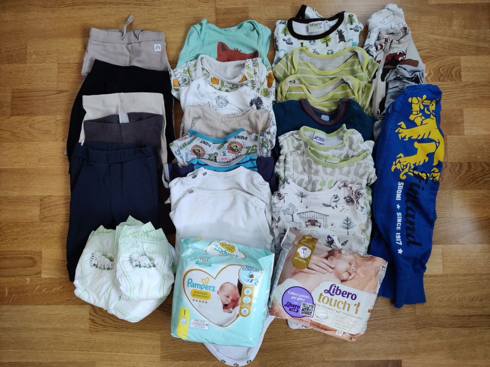 Kasa vauvan vaatteita sekä vastasyntyneen vaippoja.
