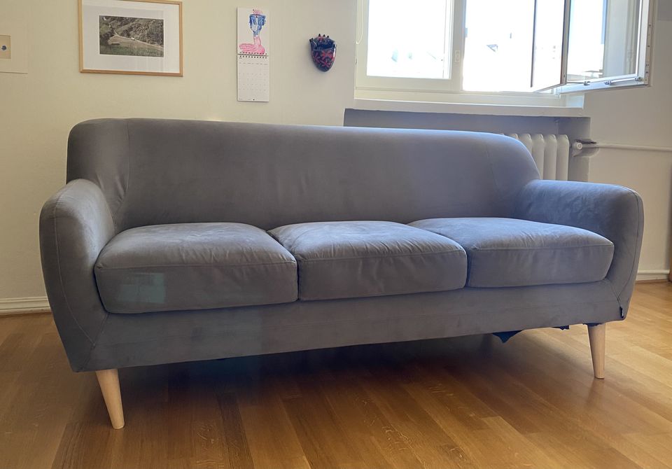Jotex kolmipaikkainen sohva harmaalla verhoilulla