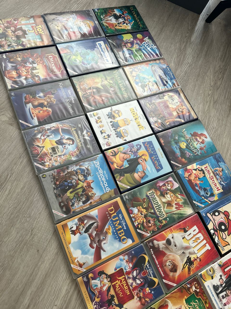 23 kpl dvd:tä, disney, dreamworks. Yhteishinta 10€