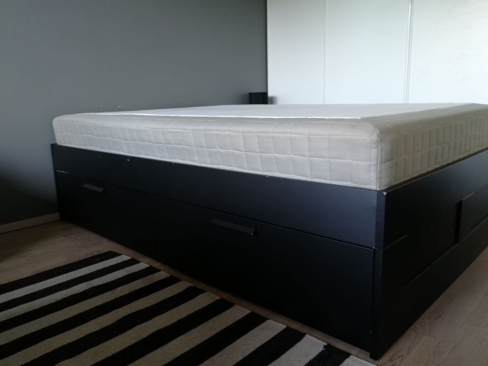 IKEA Brimnes-sänky ja Skårer-patja (+sängynpääty)
