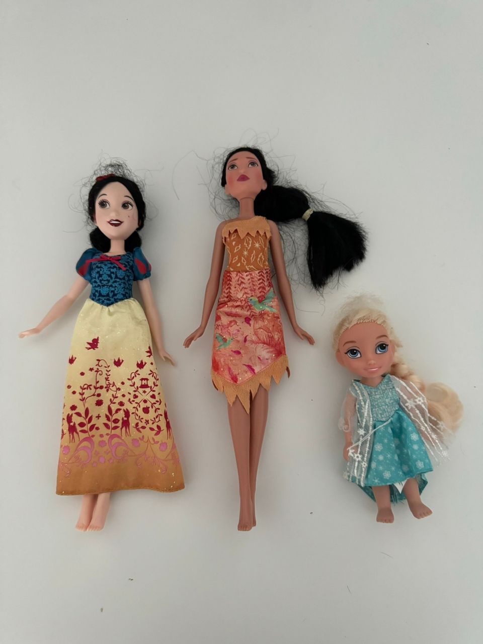 Barbie Lumikki, Pocahontas ja Frozen Elsa nukke