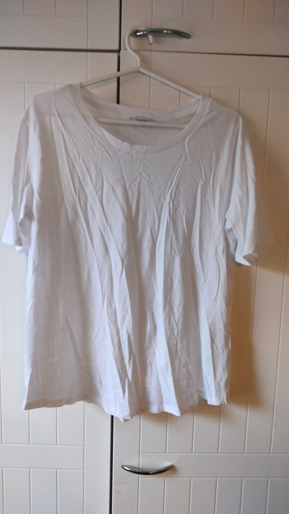 Uusi valkoinen t-paita, koko M