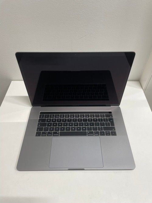 Macbook Pro 15" 2017 16Gb/512Gb UK Huippukuntoinen