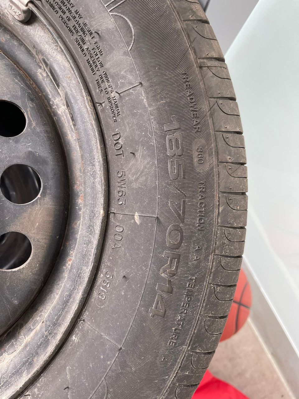 Kesärenkaat vanteilla 185/70R14