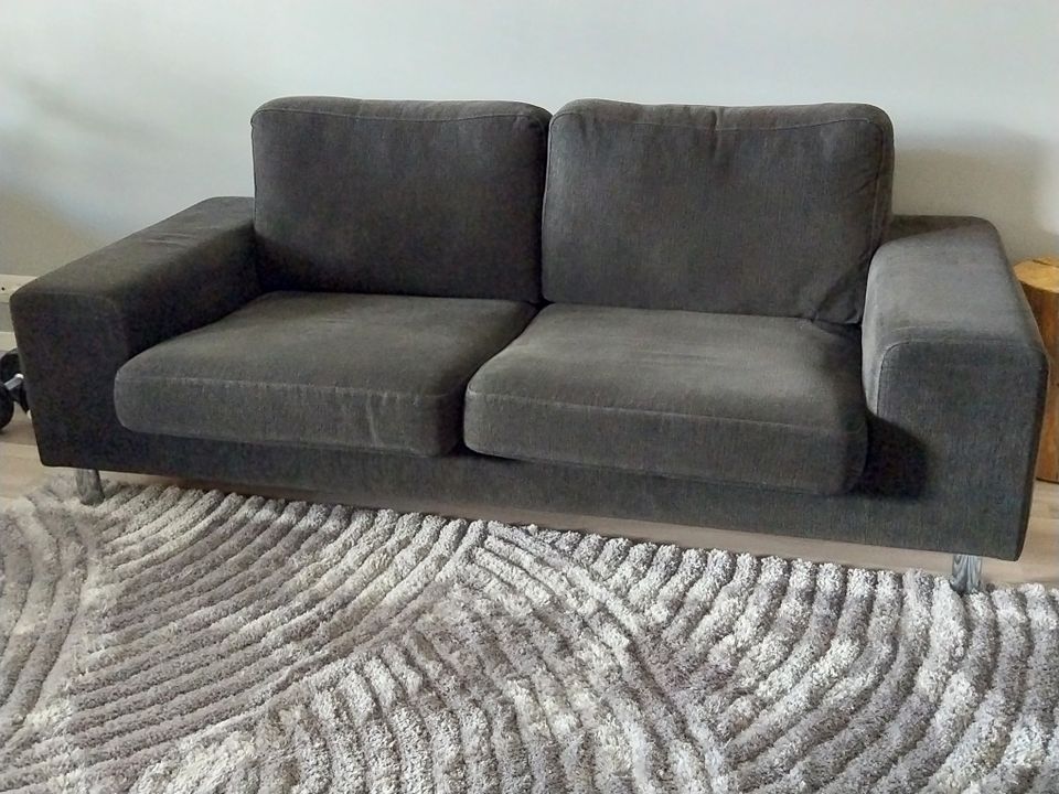 Kolmen istuttava sohva