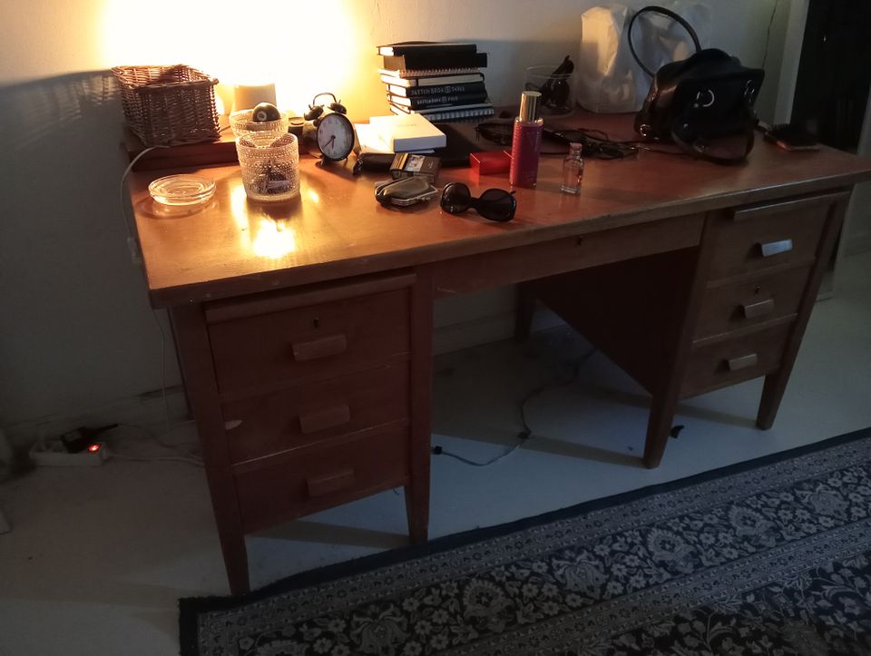 Vanha puinen kirjoituspöytä