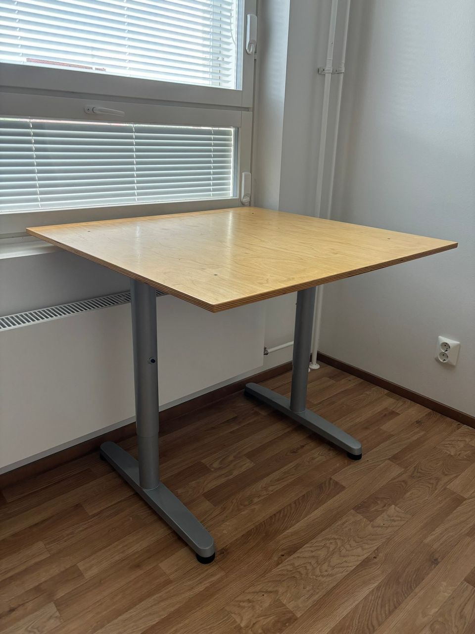 säädettävä pöytä / adjustable table